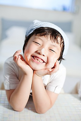 포토 JPG 주간 남자 어린이라이프 초등학생 어린이 놀이 휴식 실내 한명 웃음 사람 동양인 소년 상반신 취미 앞모습 귀여움 기쁨 즐거움 남자만 남자한명만 어린이만 소년한명만 국내포토 자연요소 1 학생 라이프스타일 감정 뷰포인트 컨셉 표정 인종 내부 소년만 파일형식