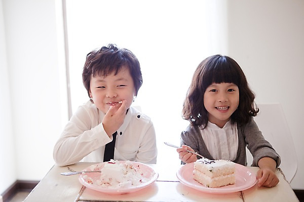 포토 JPG 주간 여자 남자 어린이라이프 초등학생 어린이 음식 빵 가족 식탁 탁자 휴식 실내 남매 웃음 사람 동양인 소녀 소년 상반신 취미 두명 앞모습 식사 어린이만 국내포토 자연요소 학생 라이프스타일 뷰포인트 가구 컨셉 관계 표정 인종 내부 파일형식