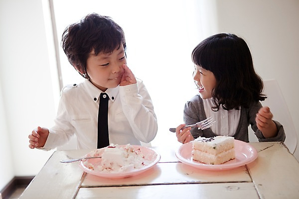 포토 JPG 주간 여자 남자 어린이라이프 초등학생 어린이 음식 빵 가족 식탁 탁자 휴식 실내 남매 웃음 사람 동양인 소녀 소년 상반신 취미 두명 앞모습 식사 어린이만 국내포토 자연요소 학생 라이프스타일 뷰포인트 가구 컨셉 관계 표정 인종 내부 파일형식