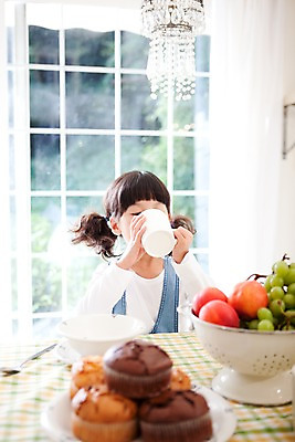 포토 JPG 주간 접시 여자 어린이라이프 초등학생 어린이 음식 빵 과일 식탁 탁자 포도 휴식 실내 한명 사람 동양인 소녀 상반신 취미 앞모습 컵 마시기 여자만 여자한명만 어린이만 소녀한명만 국내포토 자연요소 1 학생 라이프스타일 식기 뷰포인트 가구 컨셉 모션 인종 내부 소녀만 파일형식