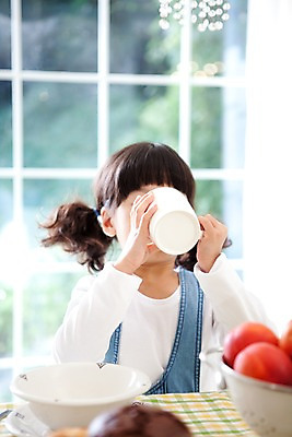 포토 JPG 주간 접시 여자 어린이라이프 초등학생 어린이 음식 과일 식탁 탁자 휴식 실내 한명 사람 동양인 소녀 상반신 취미 앞모습 컵 마시기 여자만 여자한명만 어린이만 소녀한명만 국내포토 자연요소 1 학생 라이프스타일 식기 뷰포인트 가구 컨셉 모션 인종 내부 소녀만 파일형식