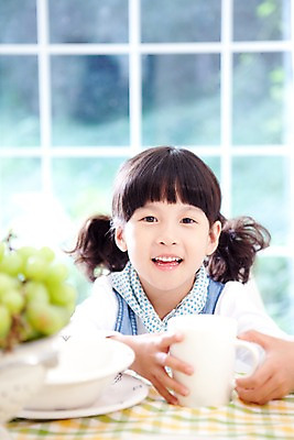 포토 JPG 주간 접시 여자 어린이라이프 초등학생 어린이 음식 과일 식탁 탁자 포도 휴식 실내 한명 웃음 사람 동양인 소녀 상반신 취미 앞모습 컵 여자만 여자한명만 어린이만 소녀한명만 국내포토 자연요소 1 학생 라이프스타일 식기 뷰포인트 가구 컨셉 표정 인종 내부 소녀만 파일형식