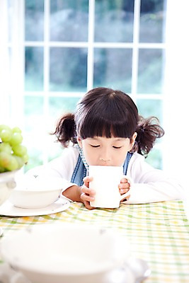 포토 JPG 주간 접시 여자 어린이라이프 초등학생 어린이 과일 식탁 탁자 포도 휴식 실내 한명 사람 동양인 소녀 상반신 취미 앞모습 컵 마시기 여자만 여자한명만 어린이만 소녀한명만 국내포토 자연요소 1 학생 라이프스타일 식기 뷰포인트 가구 컨셉 모션 인종 내부 소녀만 파일형식