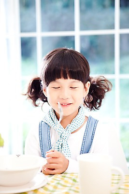 포토 JPG 주간 접시 여자 어린이라이프 초등학생 어린이 식탁 탁자 휴식 실내 한명 사람 동양인 소녀 상반신 취미 앞모습 컵 숟가락 기도 여자만 여자한명만 어린이만 소녀한명만 국내포토 자연요소 1 학생 라이프스타일 식기 뷰포인트 가구 컨셉 수저 인종 내부 소녀만 파일형식