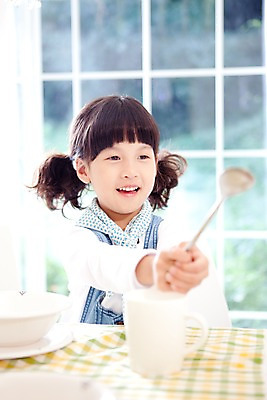 포토 JPG 주간 접시 여자 어린이라이프 초등학생 어린이 식탁 탁자 휴식 실내 한명 사람 동양인 소녀 상반신 취미 앞모습 컵 숟가락 여자만 여자한명만 어린이만 소녀한명만 국내포토 자연요소 1 학생 라이프스타일 식기 뷰포인트 가구 컨셉 수저 인종 내부 소녀만 파일형식