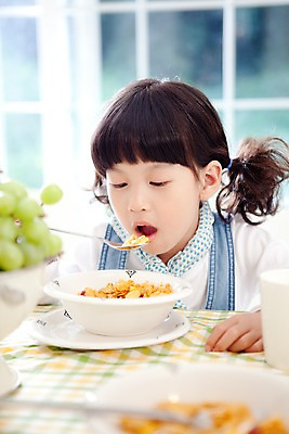 포토 JPG 주간 여자 어린이라이프 초등학생 어린이 음식 과일 식탁 탁자 포도 휴식 실내 한명 사람 동양인 소녀 상반신 취미 앞모습 숟가락 식사 시리얼 먹기 여자만 여자한명만 어린이만 소녀한명만 국내포토 자연요소 1 학생 라이프스타일 뷰포인트 가구 컨셉 모션 수저 인종 내부 소녀만 파일형식