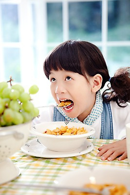 포토 JPG 주간 여자 어린이라이프 초등학생 어린이 음식 과일 식탁 탁자 포도 휴식 실내 한명 사람 동양인 소녀 상반신 취미 앞모습 식사 시리얼 먹기 여자만 여자한명만 어린이만 소녀한명만 국내포토 자연요소 1 학생 라이프스타일 뷰포인트 가구 컨셉 모션 인종 내부 소녀만 파일형식