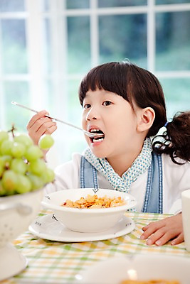 포토 JPG 주간 여자 어린이라이프 초등학생 어린이 음식 과일 식탁 탁자 포도 휴식 실내 한명 사람 동양인 소녀 상반신 취미 앞모습 숟가락 식사 시리얼 먹기 여자만 여자한명만 어린이만 소녀한명만 국내포토 자연요소 1 학생 라이프스타일 뷰포인트 가구 컨셉 모션 수저 인종 내부 소녀만 파일형식