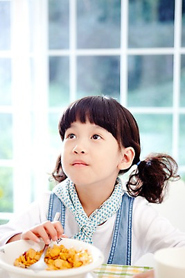 포토 JPG 주간 여자 어린이라이프 초등학생 어린이 음식 식탁 탁자 휴식 실내 한명 사람 동양인 소녀 상반신 취미 앞모습 식사 시리얼 여자만 여자한명만 어린이만 소녀한명만 국내포토 자연요소 1 학생 라이프스타일 뷰포인트 가구 컨셉 인종 내부 소녀만 파일형식