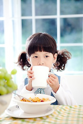 포토 JPG 주간 여자 어린이라이프 초등학생 어린이 음식 식탁 탁자 휴식 실내 한명 사람 동양인 소녀 상반신 취미 앞모습 컵 식사 마시기 시리얼 여자만 여자한명만 어린이만 소녀한명만 국내포토 자연요소 1 학생 라이프스타일 식기 뷰포인트 가구 컨셉 모션 인종 내부 소녀만 파일형식