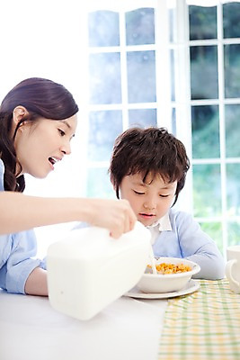 포토 JPG 주간 여자 남자 어린이라이프 아들 초등학생 어린이 음식 가족 식탁 탁자 엄마 실내 사람 동양인 소년 상반신 두명 식사 화목 우유 붓기 시리얼 국내포토 모자관계 자연요소 학생 라이프스타일 가구 컨셉 관계 모션 유제품 인종 내부 파일형식