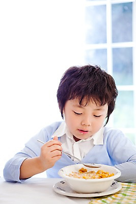 포토 JPG 주간 남자 어린이라이프 초등학생 어린이 음식 식탁 탁자 휴식 실내 한명 사람 동양인 소년 상반신 취미 앞모습 식사 시리얼 먹기 남자만 남자한명만 어린이만 소년한명만 국내포토 자연요소 1 학생 라이프스타일 뷰포인트 가구 컨셉 모션 인종 내부 소년만 파일형식