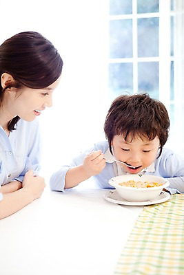 포토 JPG 주간 여자 남자 어린이라이프 아들 초등학생 어린이 음식 가족 식탁 탁자 엄마 실내 웃음 사람 동양인 소년 상반신 두명 식사 화목 시리얼 먹기 국내포토 모자관계 자연요소 학생 라이프스타일 가구 컨셉 관계 모션 표정 인종 내부 파일형식