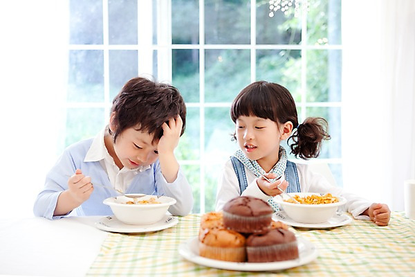 포토 JPG 주간 여자 남자 어린이라이프 초등학생 어린이 음식 빵 가족 식탁 탁자 휴식 실내 남매 사람 동양인 소녀 소년 상반신 취미 두명 식사 시리얼 어린이만 국내포토 자연요소 학생 라이프스타일 가구 컨셉 관계 인종 내부 파일형식