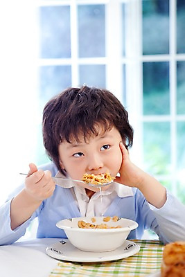 포토 JPG 주간 남자 어린이라이프 초등학생 어린이 음식 식탁 탁자 휴식 실내 한명 사람 동양인 소년 상반신 취미 앞모습 식사 시리얼 먹기 남자만 남자한명만 어린이만 소년만 소년한명만 국내포토 자연요소 1 학생 라이프스타일 뷰포인트 가구 컨셉 모션 인종 내부 파일형식