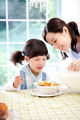 포토 JPG 주간 여자 딸 어린이라이프 초등학생 어린이 음식 가족 식탁 탁자 모녀 엄마 실내 웃음 사람 동양인 소녀 상반신 두명 식사 화목 우유 시리얼 여자만 국내포토 자연요소 학생 라이프스타일 가구 컨셉 관계 유제품 표정 인종 내부 파일형식