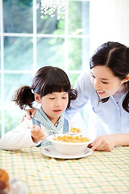 포토 JPG 주간 여자 딸 어린이라이프 초등학생 어린이 음식 가족 식탁 탁자 모녀 엄마 실내 사람 동양인 소녀 상반신 두명 식사 화목 시리얼 여자만 국내포토 자연요소 학생 라이프스타일 가구 컨셉 관계 인종 내부 파일형식