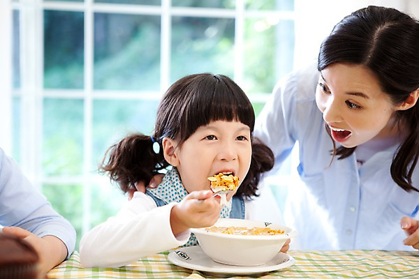 포토 JPG 주간 여자 남자 딸 어린이라이프 초등학생 어린이 음식 가족 식탁 탁자 모녀 엄마 실내 사람 동양인 소녀 상반신 세명 식사 화목 놀람 시리얼 먹기 국내포토 자연요소 학생 라이프스타일 감정 가구 컨셉 관계 모션 표정 인종 내부 파일형식