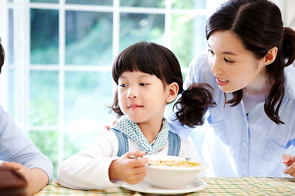 포토 JPG 주간 응시 여자 남자 딸 어린이라이프 초등학생 어린이 음식 가족 식탁 탁자 모녀 엄마 실내 사람 동양인 소녀 상반신 세명 식사 화목 기쁨 시리얼 즐거움 국내포토 자연요소 학생 라이프스타일 시선 감정 가구 컨셉 관계 인종 내부 파일형식