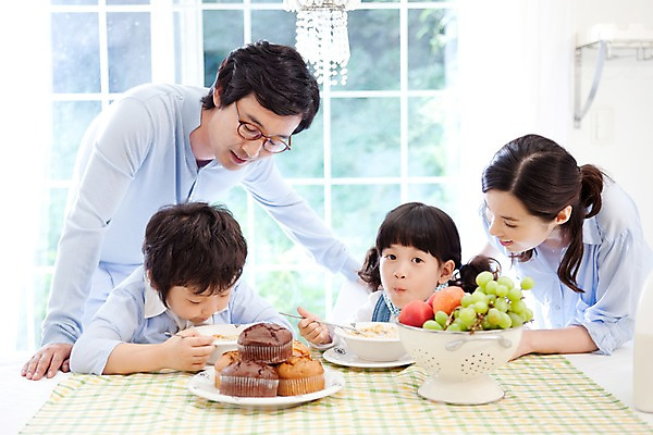 포토 JPG 주간 여자 남자 딸 어린이라이프 아들 초등학생 어린이 음식 빵 과일 가족 식탁 탁자 엄마 실내 사람 동양인 소녀 소년 여러명 상반신 식사 화목 기쁨 아빠 시리얼 먹기 즐거움 국내포토 자연요소 학생 라이프스타일 감정 가구 다수 컨셉 관계 모션 인종 내부 파일형식