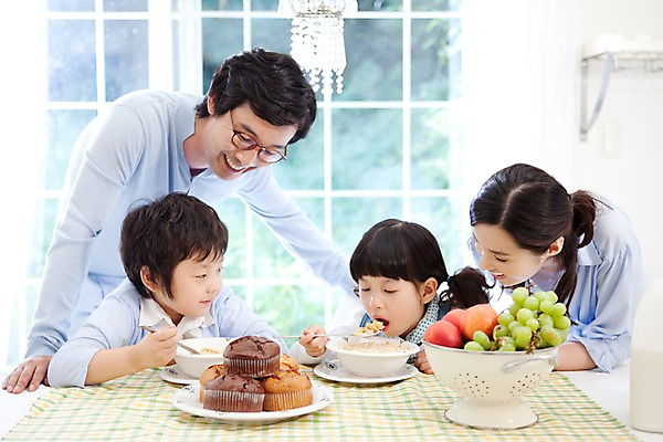 포토 JPG 주간 여자 남자 딸 어린이라이프 아들 초등학생 어린이 음식 빵 과일 가족 식탁 탁자 엄마 실내 웃음 사람 동양인 소녀 소년 여러명 상반신 식사 화목 기쁨 아빠 시리얼 먹기 즐거움 국내포토 자연요소 학생 라이프스타일 감정 가구 다수 컨셉 관계 모션 표정 인종 내부 파일형식