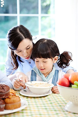 포토 JPG 주간 여자 딸 어린이라이프 초등학생 어린이 음식 빵 과일 가족 식탁 탁자 모녀 엄마 실내 웃음 사람 앉기 동양인 소녀 상반신 두명 식사 기쁨 시리얼 즐거움 여자만 국내포토 자연요소 학생 라이프스타일 감정 가구 관계 모션 표정 인종 내부 파일형식