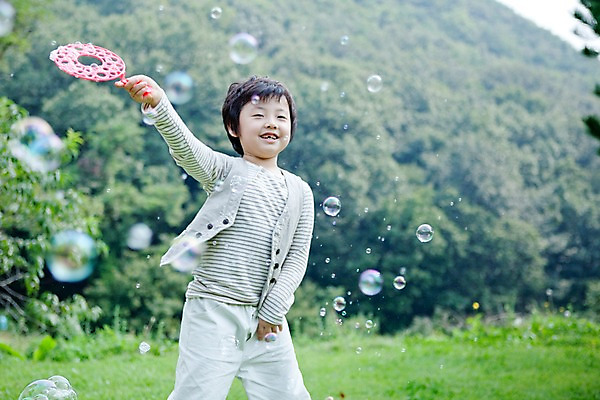 포토 JPG 주간 전신 남자 어린이라이프 초등학생 어린이 놀이 휴식 산 한명 웃음 사람 동양인 소년 잔디 취미 야외 앞모습 기쁨 비눗방울 즐거움 남자만 남자한명만 어린이만 소년만 소년한명만 국내포토 자연요소 식물 1 학생 라이프스타일 감정 뷰포인트 컨셉 표정 인종 파일형식