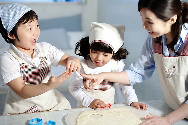 포토 JPG 여자 남자 딸 어린이라이프 아들 초등학생 어린이 가족 놀이 엄마 실내 웃음 사람 동양인 소녀 소년 상반신 세명 기쁨 즐거움 점토 점토공예 점토놀이 국내포토 학생 라이프스타일 감정 관계 표정 인종 내부 공예 파일형식