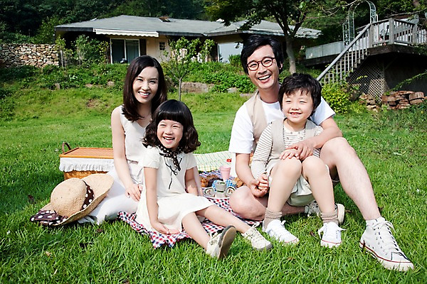 포토 JPG 주간 전신 여자 남자 딸 아들 어린이 음식 가족 엄마 주택 웃음 사람 앉기 동양인 소녀 소년 잔디 여러명 야외 소풍 야외활동 정원 화목 기쁨 아빠 즐거움 돗자리 국내포토 자연요소 식물 감정 다수 컨셉 관계 모션 표정 인종 건물 파일형식