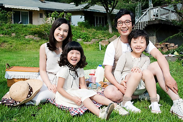 포토 JPG 주간 전신 여자 남자 딸 아들 어린이 음식 가족 엄마 주택 웃음 사람 앉기 동양인 소녀 소년 잔디 여러명 야외 소풍 야외활동 정원 화목 기쁨 아빠 즐거움 돗자리 국내포토 자연요소 식물 감정 다수 컨셉 관계 모션 표정 인종 건물 파일형식