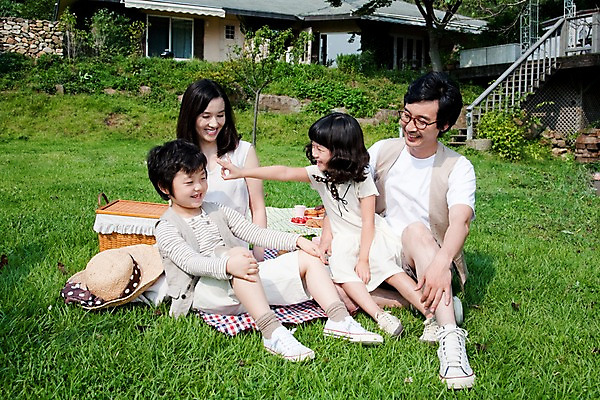 포토 JPG 주간 전신 여자 남자 딸 아들 어린이 가족 놀이 엄마 주택 웃음 사람 앉기 동양인 소녀 소년 잔디 여러명 야외 소풍 야외활동 정원 화목 기쁨 아빠 즐거움 돗자리 벌칙 국내포토 자연요소 식물 감정 다수 컨셉 관계 모션 표정 인종 건물 파일형식