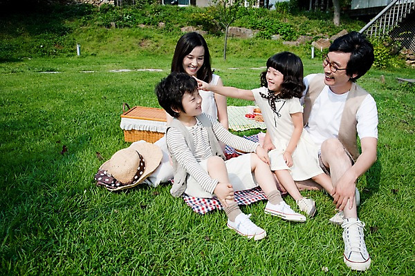 포토 JPG 주간 전신 여자 남자 딸 아들 어린이 가족 놀이 엄마 주택 웃음 사람 앉기 동양인 소녀 소년 잔디 여러명 야외 소풍 야외활동 정원 화목 기쁨 아빠 즐거움 돗자리 벌칙 국내포토 자연요소 식물 감정 다수 컨셉 관계 모션 표정 인종 건물 파일형식