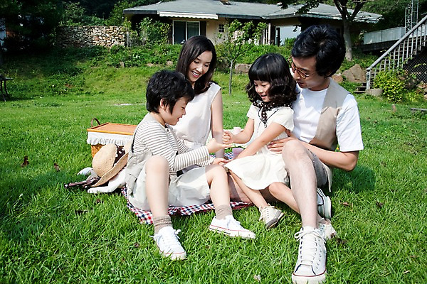 포토 JPG 주간 전신 여자 남자 딸 아들 어린이 가족 놀이 엄마 주택 웃음 사람 앉기 동양인 소녀 소년 잔디 여러명 야외 소풍 야외활동 정원 화목 기쁨 아빠 가위바위보 즐거움 돗자리 국내포토 자연요소 식물 감정 다수 컨셉 관계 모션 표정 인종 건물 파일형식