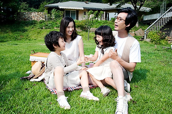 포토 JPG 주간 전신 여자 남자 딸 아들 어린이 가족 놀이 엄마 주택 웃음 사람 앉기 동양인 소녀 소년 잔디 여러명 야외 소풍 야외활동 정원 화목 기쁨 아빠 가위바위보 즐거움 돗자리 국내포토 자연요소 식물 감정 다수 컨셉 관계 모션 표정 인종 건물 파일형식