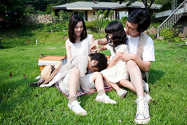 포토 JPG 주간 전신 여자 남자 딸 아들 어린이 가족 놀이 엄마 주택 웃음 사람 앉기 동양인 소녀 소년 잔디 여러명 야외 소풍 야외활동 정원 화목 기쁨 아빠 즐거움 돗자리 벌칙 국내포토 자연요소 식물 감정 다수 컨셉 관계 모션 표정 인종 건물 파일형식