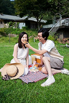 포토 JPG 주간 전신 부부 커플 여자 남자 음식 주택 웃음 사람 앉기 동양인 잔디 야외 두명 소풍 야외활동 정원 화목 기쁨 먹여주기 즐거움 돗자리 국내포토 자연요소 식물 감정 컨셉 관계 모션 표정 인종 건물 먹기 파일형식