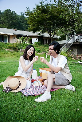 포토 JPG 주간 전신 부부 커플 여자 남자 음식 주택 웃음 사람 앉기 동양인 잔디 야외 두명 소풍 야외활동 정원 화목 기쁨 즐거움 돗자리 건배 국내포토 자연요소 식물 감정 컨셉 관계 모션 표정 인종 건물 파일형식