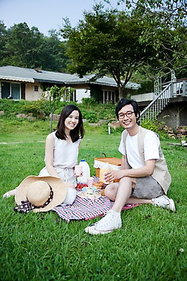 포토 JPG 주간 전신 부부 커플 여자 남자 음식 주택 웃음 사람 앉기 동양인 잔디 야외 두명 소풍 야외활동 정원 화목 기쁨 즐거움 돗자리 국내포토 자연요소 식물 감정 컨셉 관계 모션 표정 인종 건물 파일형식