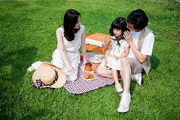 포토 JPG 주간 전신 여자 남자 딸 어린이 음식 가족 엄마 사람 앉기 동양인 소녀 잔디 야외 세명 소풍 야외활동 화목 기쁨 아빠 즐거움 돗자리 국내포토 자연요소 식물 감정 컨셉 관계 모션 인종 파일형식