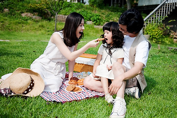 포토 JPG 주간 전신 여자 남자 딸 어린이 음식 가족 엄마 웃음 사람 앉기 동양인 소녀 잔디 야외 세명 소풍 야외활동 정원 화목 기쁨 아빠 먹여주기 즐거움 돗자리 국내포토 자연요소 식물 감정 컨셉 관계 모션 표정 인종 먹기 파일형식