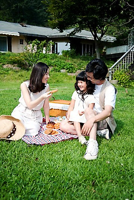 포토 JPG 주간 전신 여자 남자 딸 어린이 음식 가족 엄마 주택 웃음 사람 앉기 동양인 소녀 잔디 야외 세명 소풍 야외활동 정원 화목 기쁨 아빠 즐거움 돗자리 국내포토 자연요소 식물 감정 컨셉 관계 모션 표정 인종 건물 파일형식