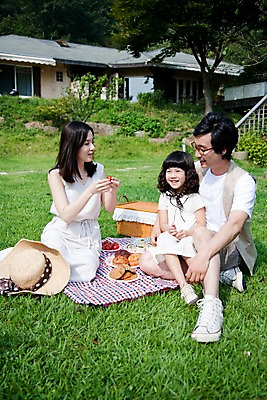 포토 JPG 주간 전신 여자 남자 딸 어린이 음식 가족 엄마 주택 웃음 사람 앉기 동양인 소녀 잔디 야외 세명 소풍 야외활동 정원 화목 기쁨 아빠 즐거움 돗자리 국내포토 자연요소 식물 감정 컨셉 관계 모션 표정 인종 건물 파일형식