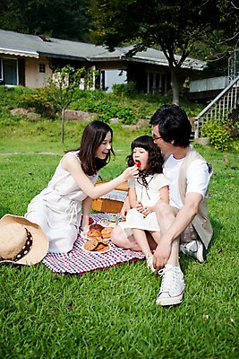 포토 JPG 주간 전신 여자 남자 딸 어린이 음식 가족 엄마 주택 웃음 사람 앉기 동양인 소녀 잔디 야외 세명 소풍 야외활동 정원 화목 기쁨 아빠 먹여주기 즐거움 돗자리 국내포토 자연요소 식물 감정 컨셉 관계 모션 표정 인종 건물 먹기 파일형식