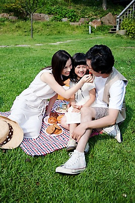포토 JPG 주간 전신 여자 남자 딸 어린이 음식 가족 엄마 주택 웃음 사람 앉기 동양인 소녀 잔디 야외 세명 소풍 야외활동 정원 화목 기쁨 아빠 먹여주기 즐거움 돗자리 국내포토 자연요소 식물 감정 컨셉 관계 모션 표정 인종 건물 먹기 파일형식