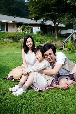 포토 JPG 주간 전신 여자 남자 아들 어린이 가족 엄마 주택 웃음 사람 앉기 동양인 소년 잔디 야외 세명 소풍 야외활동 정원 화목 기쁨 아빠 즐거움 돗자리 국내포토 자연요소 식물 감정 컨셉 관계 모션 표정 인종 건물 파일형식