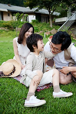 포토 JPG 주간 전신 여자 남자 아들 어린이 가족 엄마 주택 웃음 사람 앉기 동양인 소년 잔디 야외 세명 소풍 야외활동 정원 화목 기쁨 아빠 즐거움 돗자리 국내포토 자연요소 식물 감정 컨셉 관계 모션 표정 인종 건물 파일형식