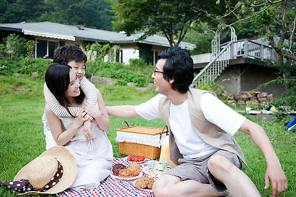 포토 JPG 주간 전신 여자 남자 아들 어린이 음식 가족 엄마 주택 웃음 사람 앉기 동양인 소년 잔디 야외 세명 소풍 야외활동 정원 화목 기쁨 아빠 즐거움 돗자리 쓰다듬기 국내포토 자연요소 식물 감정 컨셉 관계 모션 표정 인종 건물 파일형식
