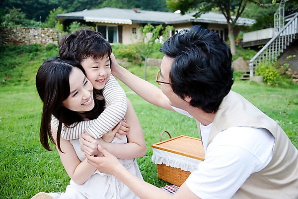 포토 JPG 주간 여자 남자 아들 어린이 가족 엄마 주택 웃음 사람 앉기 동양인 소년 잔디 상반신 야외 세명 소풍 야외활동 정원 화목 기쁨 아빠 즐거움 쓰다듬기 국내포토 자연요소 식물 감정 컨셉 관계 모션 표정 인종 건물 파일형식