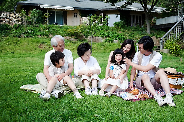 포토 JPG 주간 전신 여자 할아버지 노년 남자 딸 아들 할머니 어린이 가족 엄마 대가족 주택 웃음 사람 앉기 동양인 소녀 소년 잔디 여러명 야외 소풍 야외활동 정원 화목 기쁨 아빠 즐거움 돗자리 국내포토 자연요소 식물 감정 다수 컨셉 관계 모션 표정 인종 성인 건물 파일형식