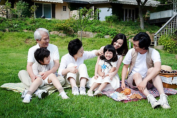 포토 JPG 주간 전신 여자 할아버지 노년 남자 딸 아들 할머니 어린이 가족 엄마 대가족 주택 웃음 사람 앉기 동양인 소녀 소년 잔디 여러명 야외 소풍 야외활동 정원 화목 기쁨 아빠 즐거움 돗자리 국내포토 자연요소 식물 감정 다수 컨셉 관계 모션 표정 인종 성인 건물 파일형식